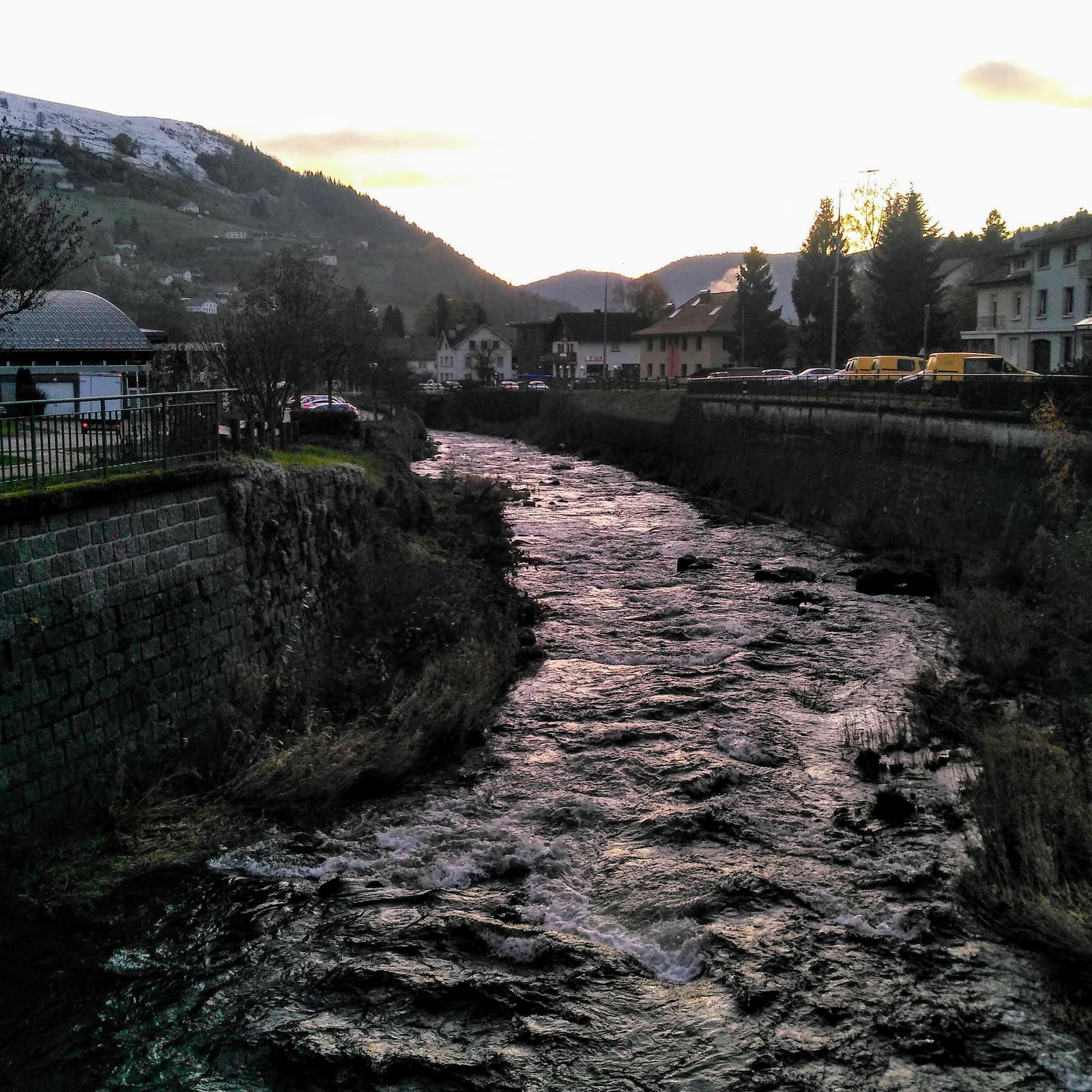 Rivière traversant le village en automne